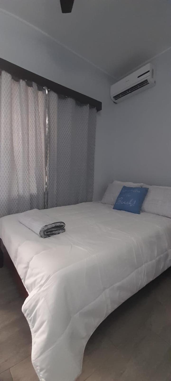 Serenade Hotel Placencia Esterno foto