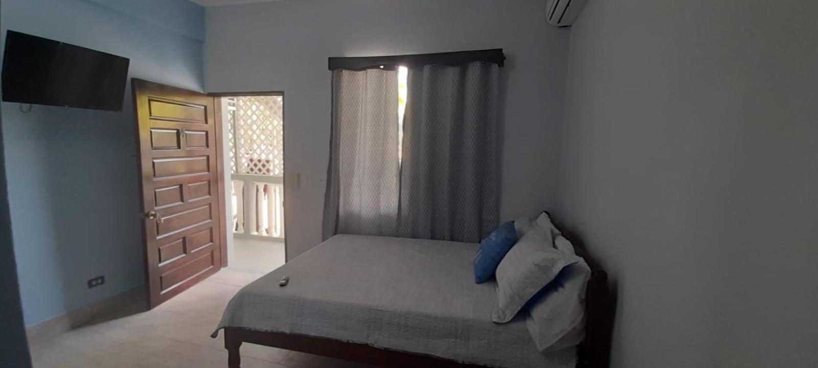 Serenade Hotel Placencia Esterno foto