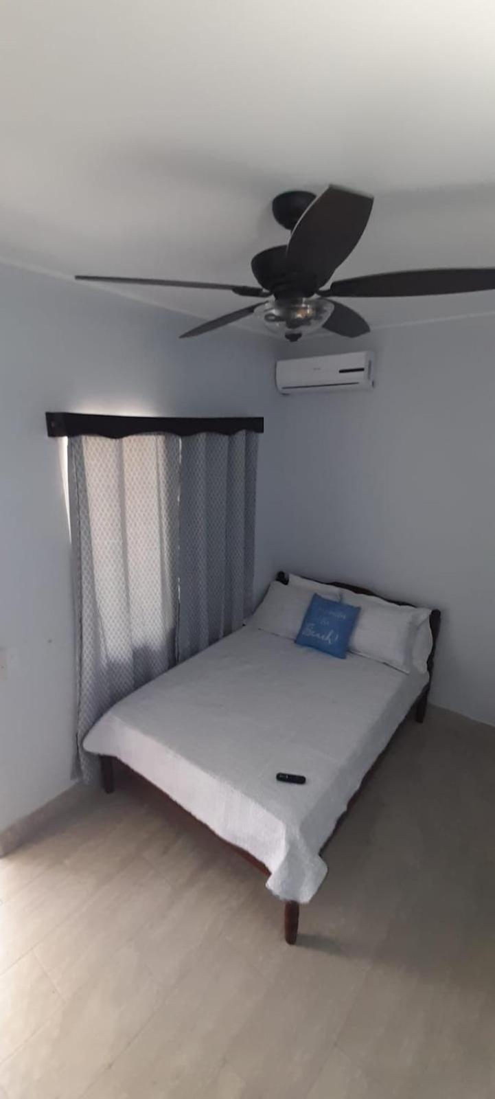 Serenade Hotel Placencia Esterno foto