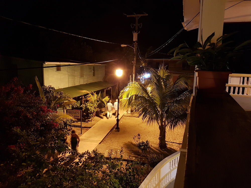 Serenade Hotel Placencia Esterno foto