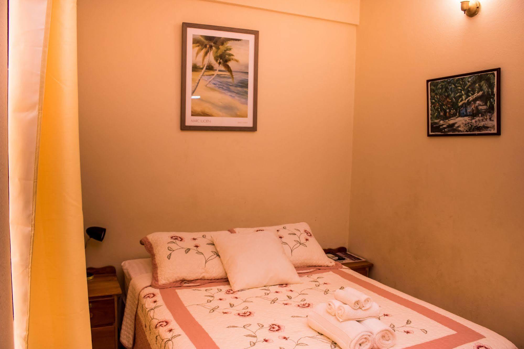 Serenade Hotel Placencia Esterno foto