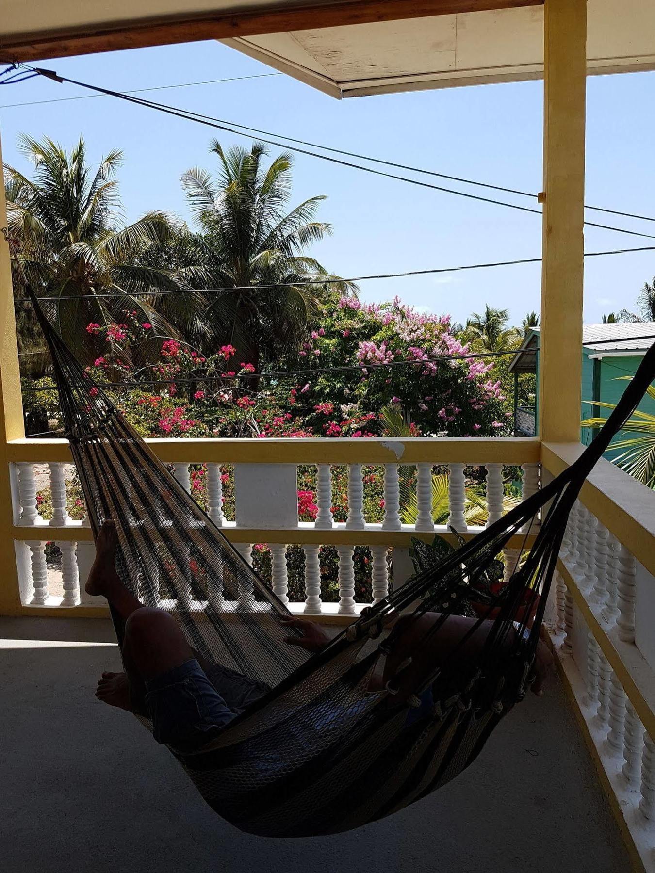 Serenade Hotel Placencia Esterno foto
