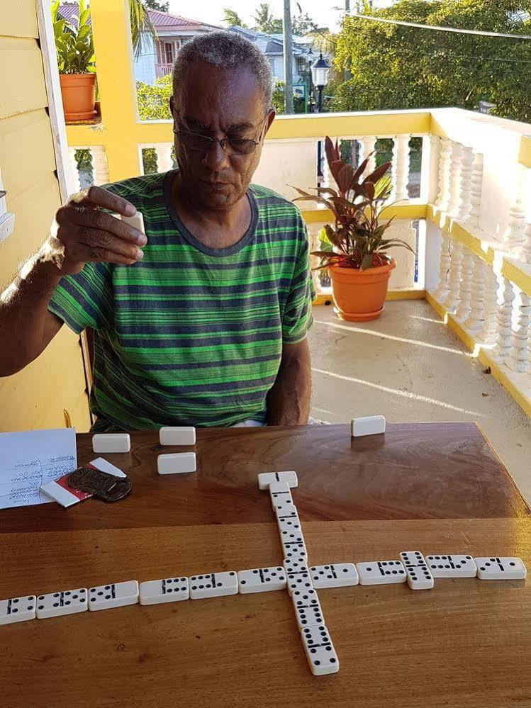 Serenade Hotel Placencia Esterno foto